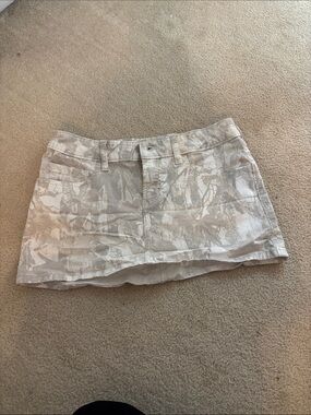 Hollister white patterned mini skirt
